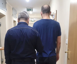 Furiat od ponad roku bił swoją żonę. Podczas kontroli rzucił się na policjantów