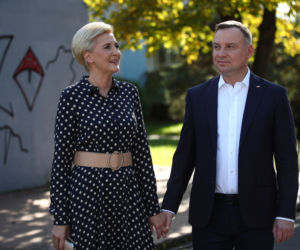 Asfaltowa droga przy luksusowym domu Andrzeja i Agaty Dudów 