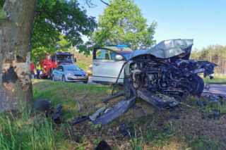 Wypadek na DW 673. Kierująca volkswagenem uderzyła w drzewo. Trzy osoby w szpitalu