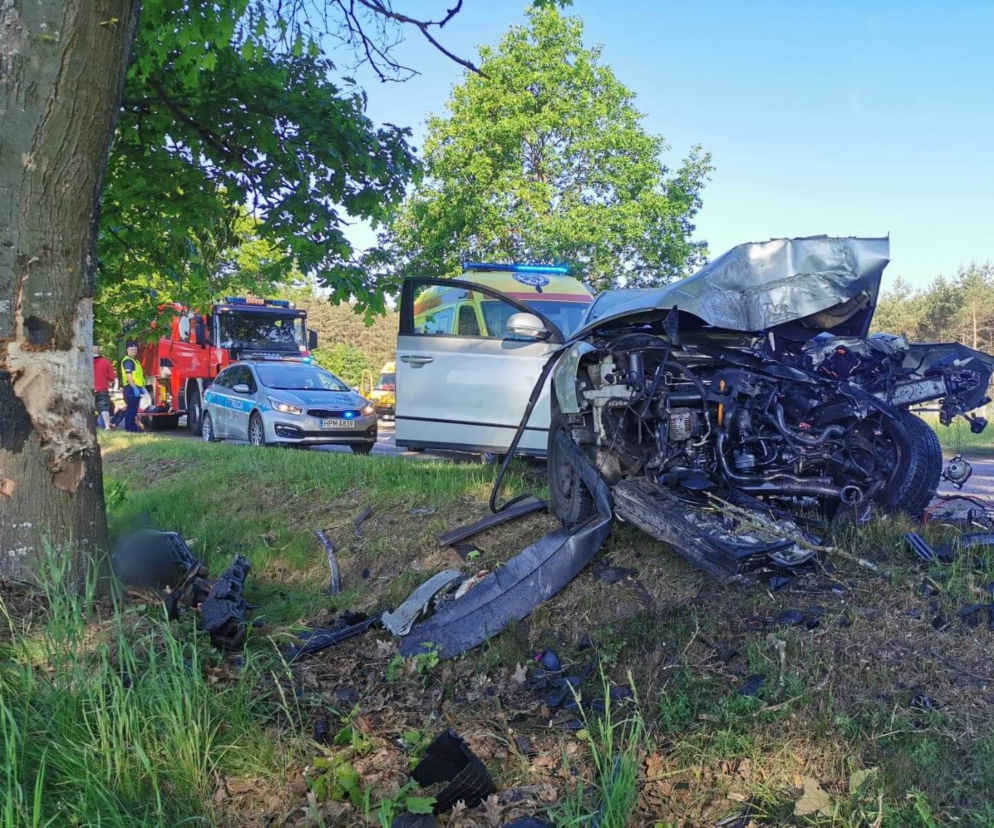Powiat siemiatycki. Kierująca volkswagenem uderzyła w drzewo. Trzy osoby w szpitalu
