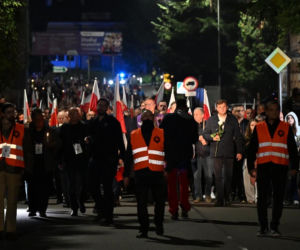 Marsz milczenia w Jarosławiu po ataku na księdza. Mieszkańcy w żałobie