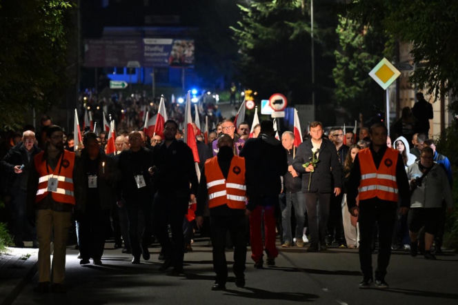 Marsz milczenia w Jarosławiu po ataku na księdza. Mieszkańcy w żałobie