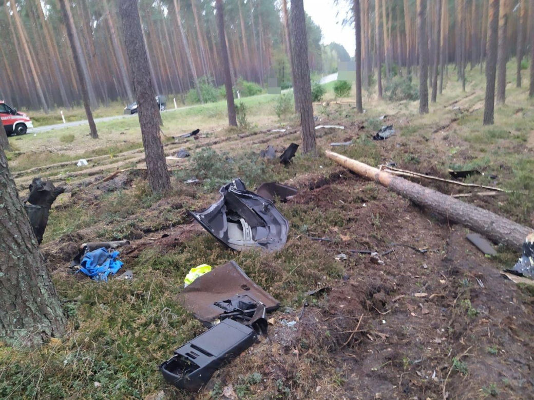 Lubelskie. BMW rozpadło się na kawałki. Przypadkowy kierowca odnalazł 28-latka. Koszmarny widok