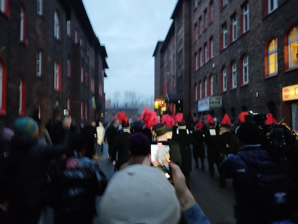 Barbórka 2024. Górnicza orkiestra robi pobudkę na Nikiszowcu