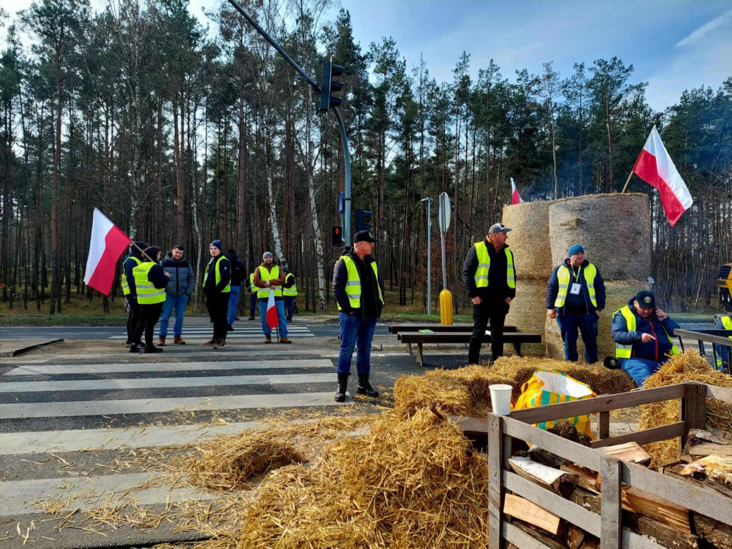Totalna blokada DK 80 pod Bydgoszczą. Duże utrudnienia dla kierowców. Rolnicy ustawili barykadę, palą drewno, organizują pogrzeb [ZDJĘCIA]