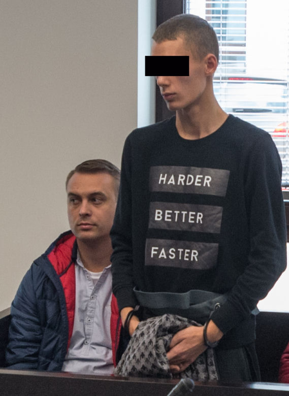 Trzy nastoletnie bestie skatowały Kubę w szkolnej toalecie