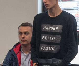 Trzy nastoletnie bestie skatowały Kubę w szkolnej toalecie