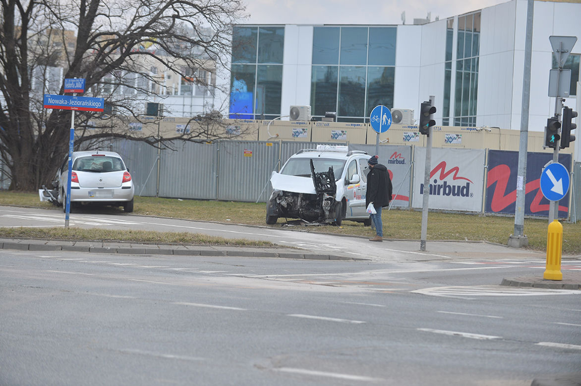 Wypadek na Gocławiu. Mężczyzna uwięziony w aucie! 