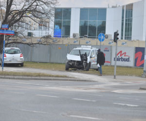 Wypadek na Gocławiu. Mężczyzna uwięziony w aucie! 