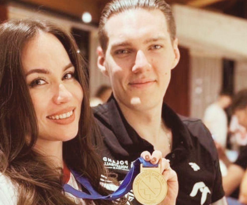 Siatkarz Bartłomiej Lemański z narzeczoną Dominiką Pakiełą trzymającą medal. O ich związku przeczytasz na SE.