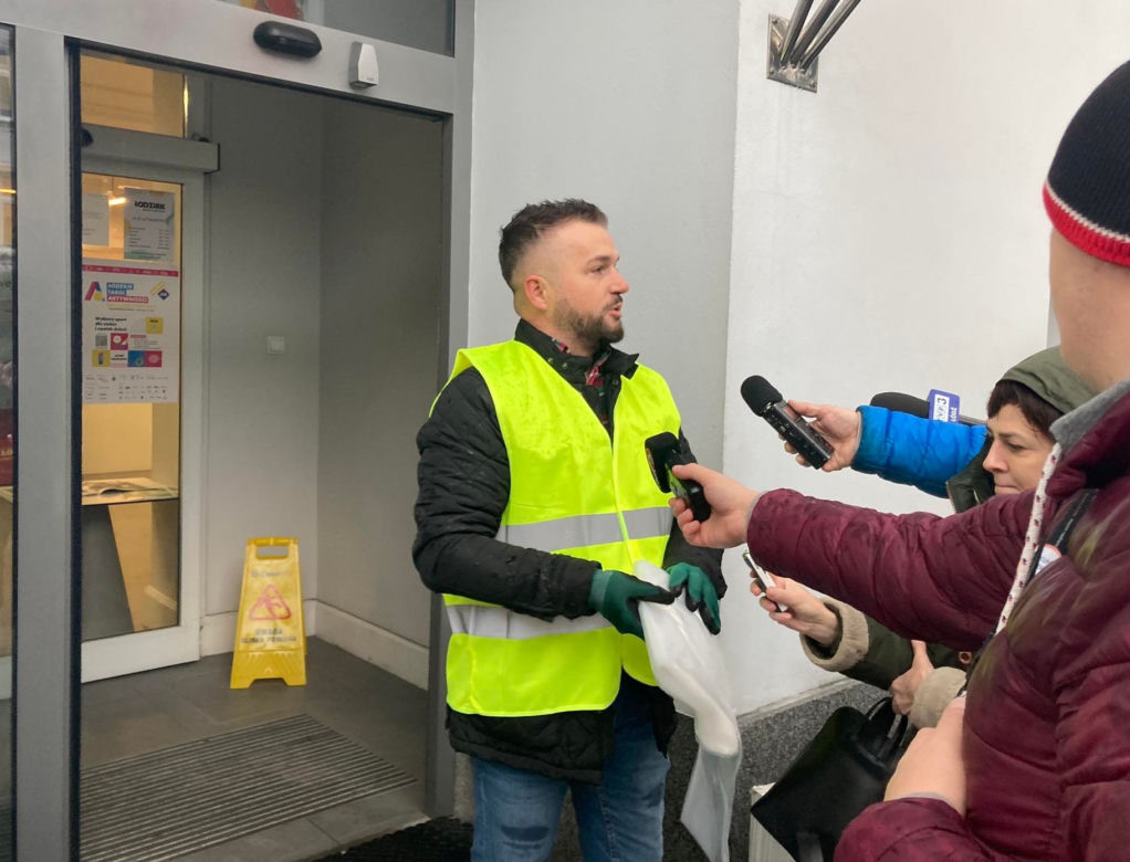 Radny próbował zamurować wejście do Urzędu Miasta Łodzi
