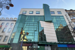 Wyburzenie Solpolu śledziła cała Polska, w tym jego „młodszy brat”. Ocalały biurowiec cierpliwie spogląda na plac budowy