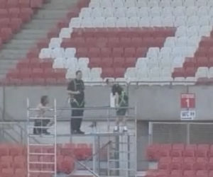 1800 osób rozebrało się na stadionie, by amerykański fotograf zrobił im zdjęcia