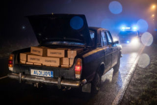 Zatrzymanie w Dąbrowach. Kierowca volkswagena przewoził milion papierosów