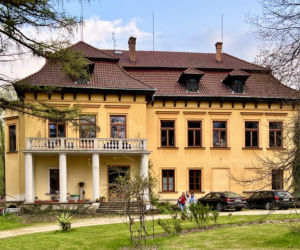 Jedno z najpiękniejszych miast w Małopolsce leży obok Krakowa. Zachwyca zabytkowym dworem