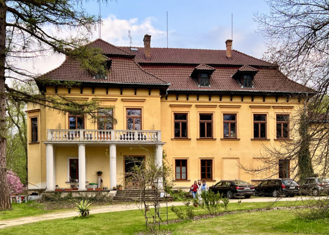 Jedno z najpiękniejszych miast w Małopolsce leży obok Krakowa. Zachwyca zabytkowym dworem