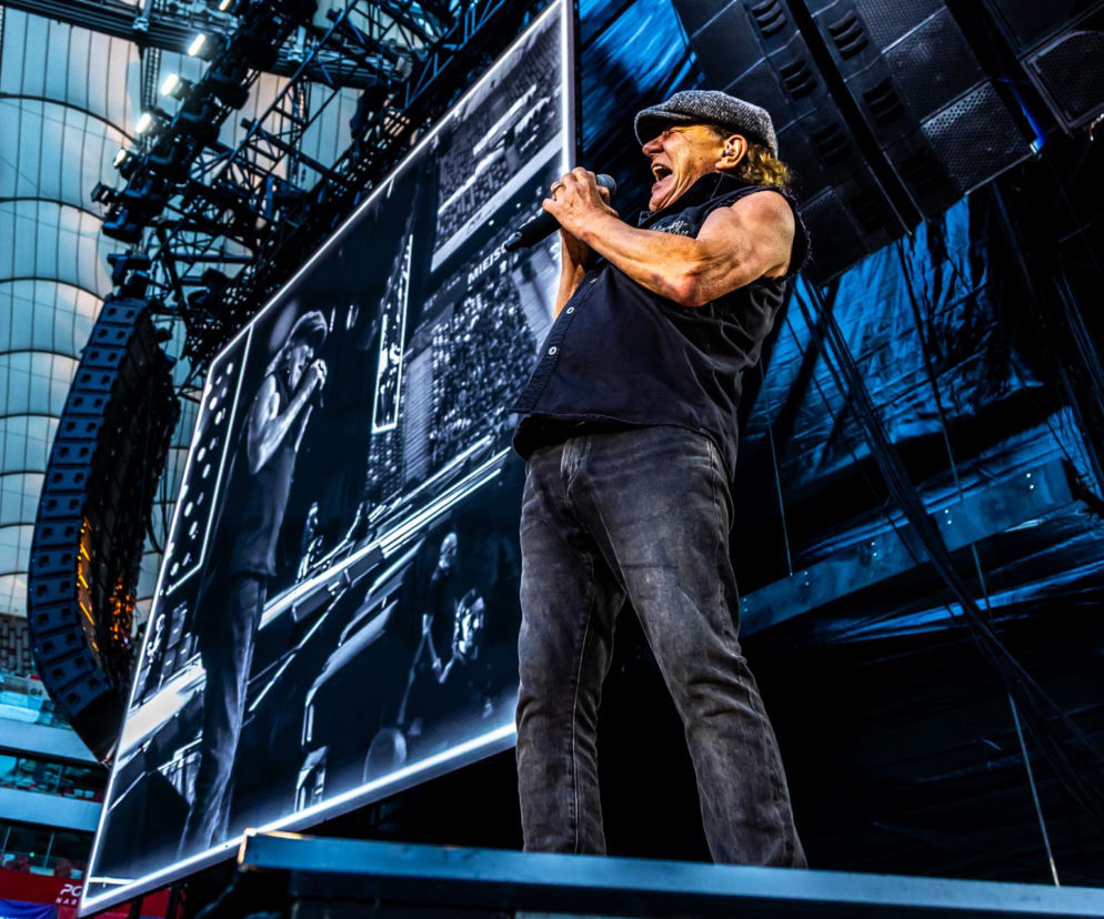Brian Johnson z AC/DC śpiewa na scenie podczas koncertu. O jego podejściu do starości przeczytasz na EskaRock.