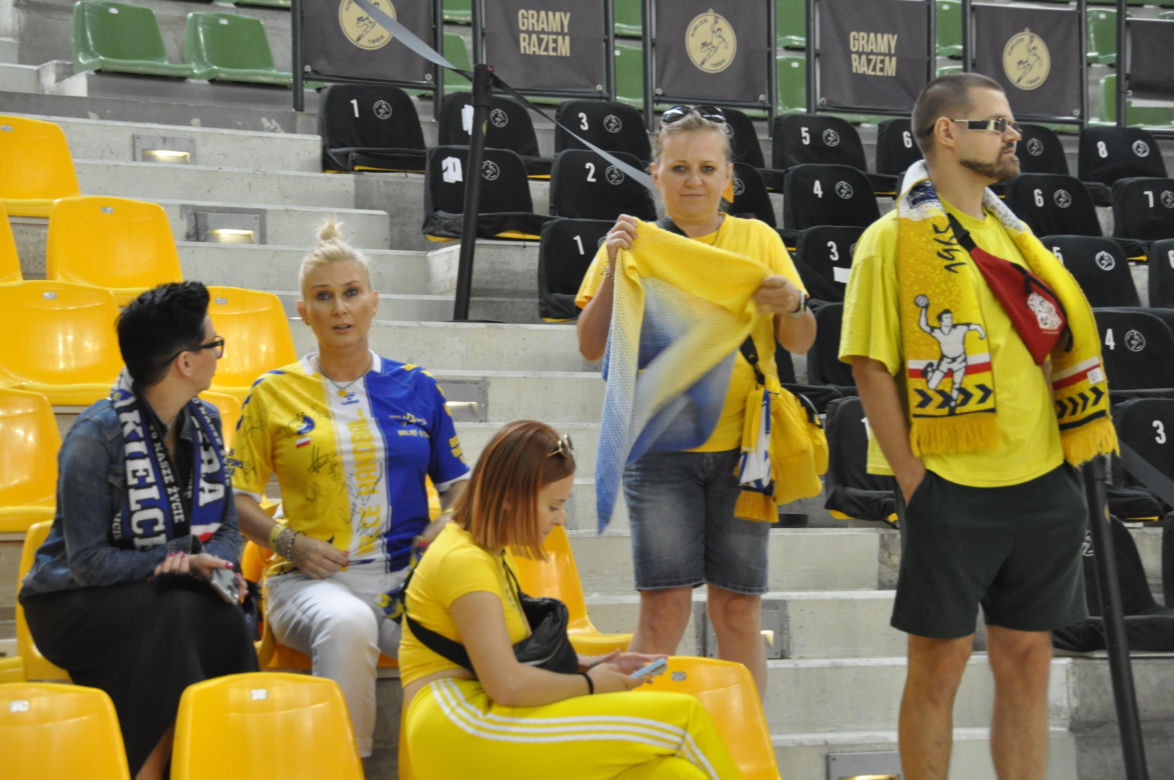 Kibice na meczu Industria Kielce - Grupa Azoty Unia Tarnów w Orlen Superlidze piłkarzy ręcznych. Zobacz zdjęcia