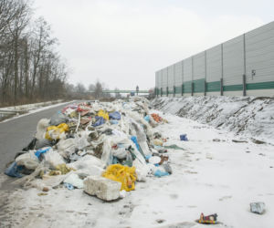 Tony śmieci zwożone do lasu