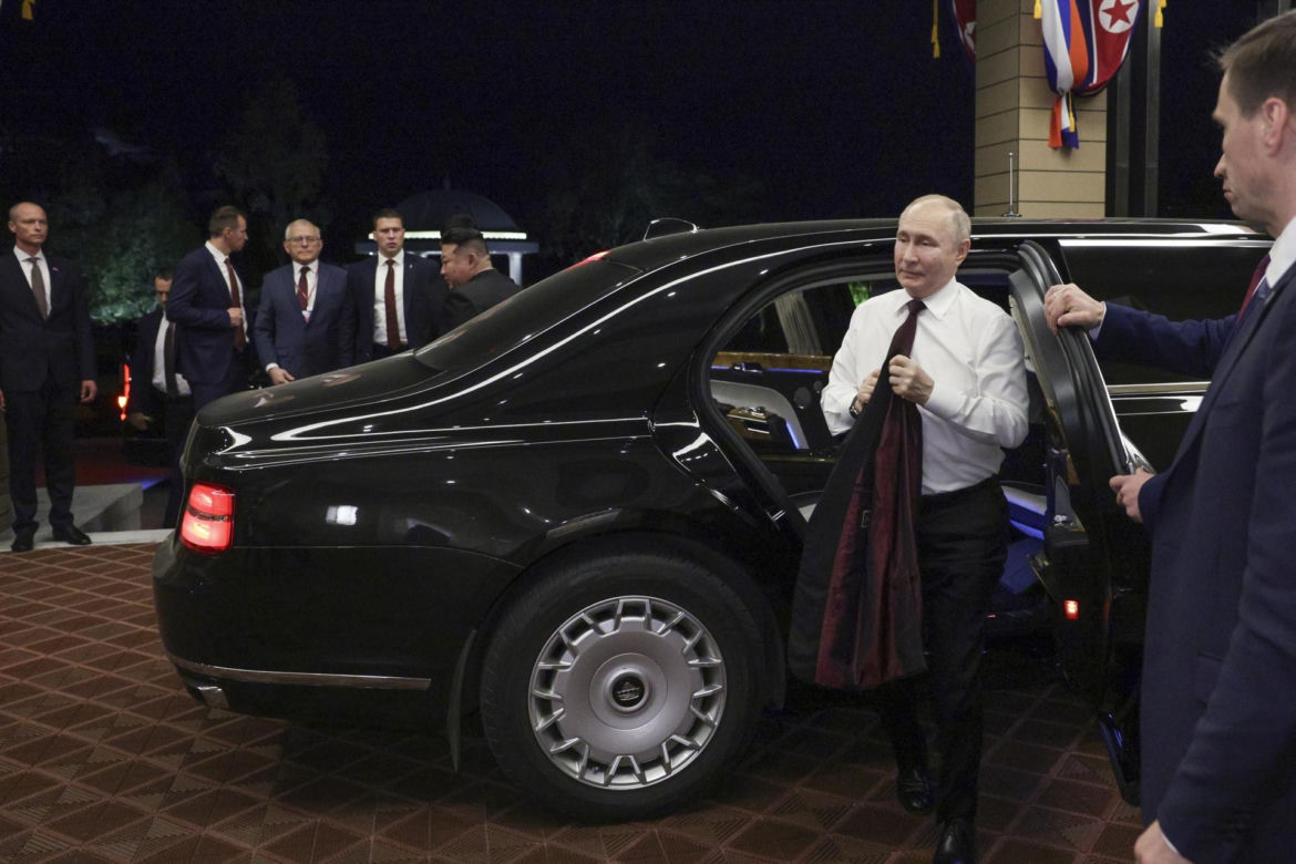 Putin w objęciach Kim Dzong Una! "Przyjacielska pogawędka"