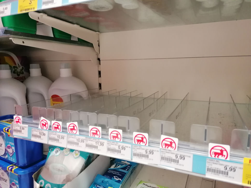 Mieszkańcy wpadli w panikę. Puste półki w sklepach