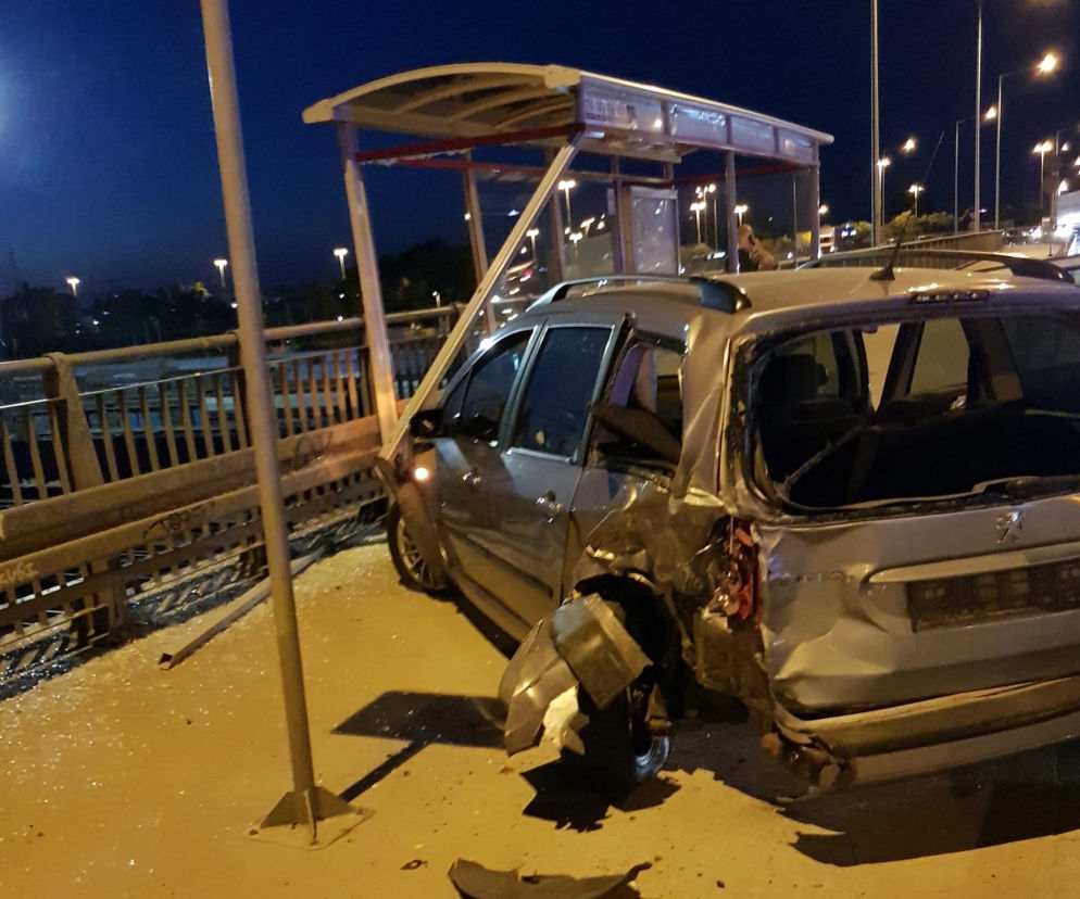 Auto wjechało w przystanek na S8