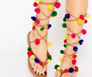 sandały z pomponami, buty z pomponami, modne buty, buty na lato, moda, buty