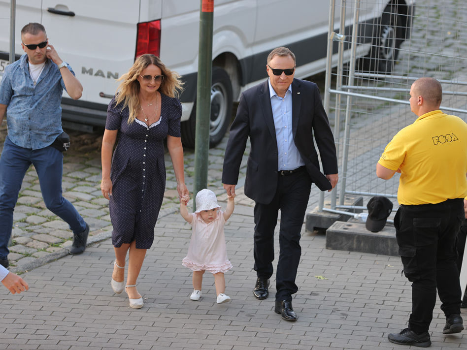 Córka Kurskich w Polu postawiła pierwsze kroki. Tata pęka z dumy