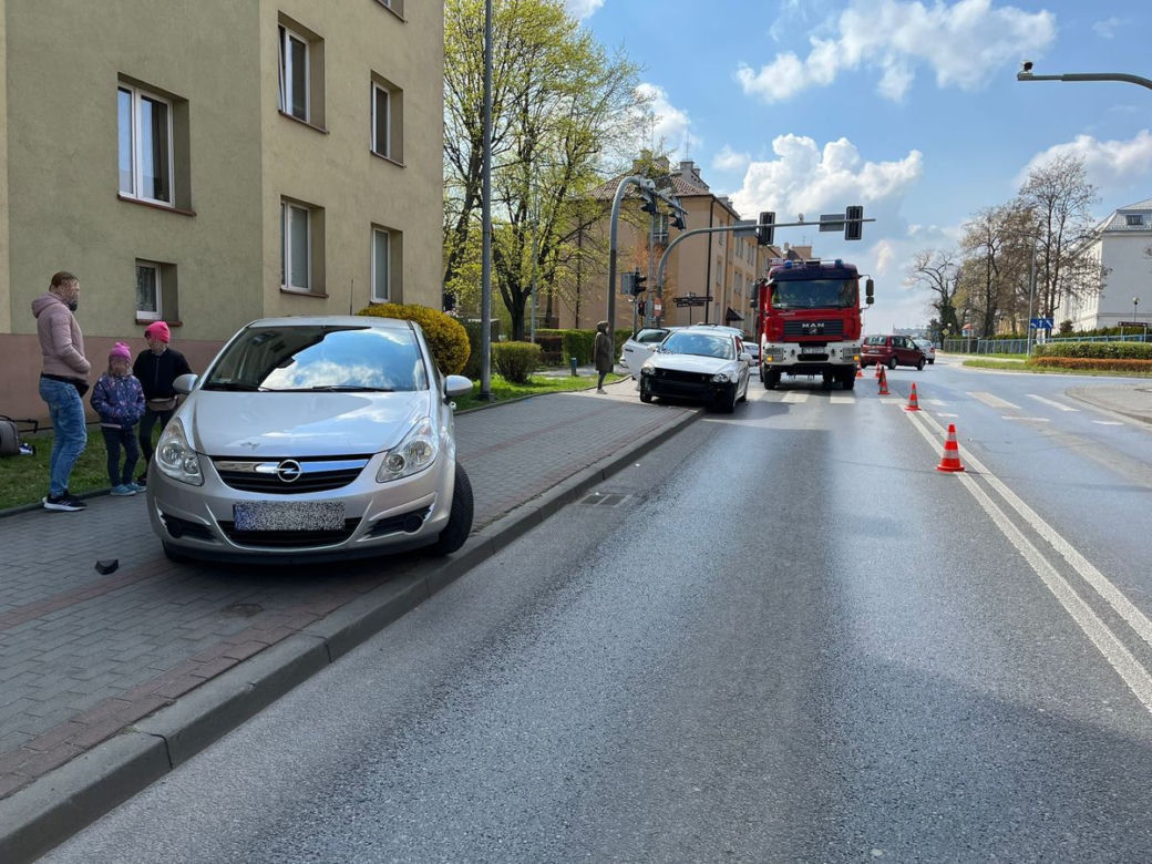 W centrum Tarnowa spacerowała z malutkim dzieckiem. Huknął w nich samochód! Maluch wypadł z wózka