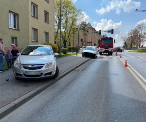 W centrum Tarnowa spacerowała z malutkim dzieckiem. Huknął w nich samochód! Maluch wypadł z wózka