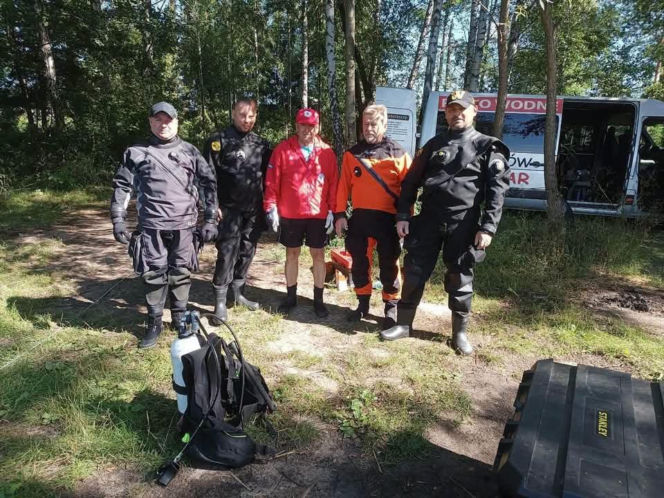 Akcja wydobycia starego mola nad zalewem Piachy