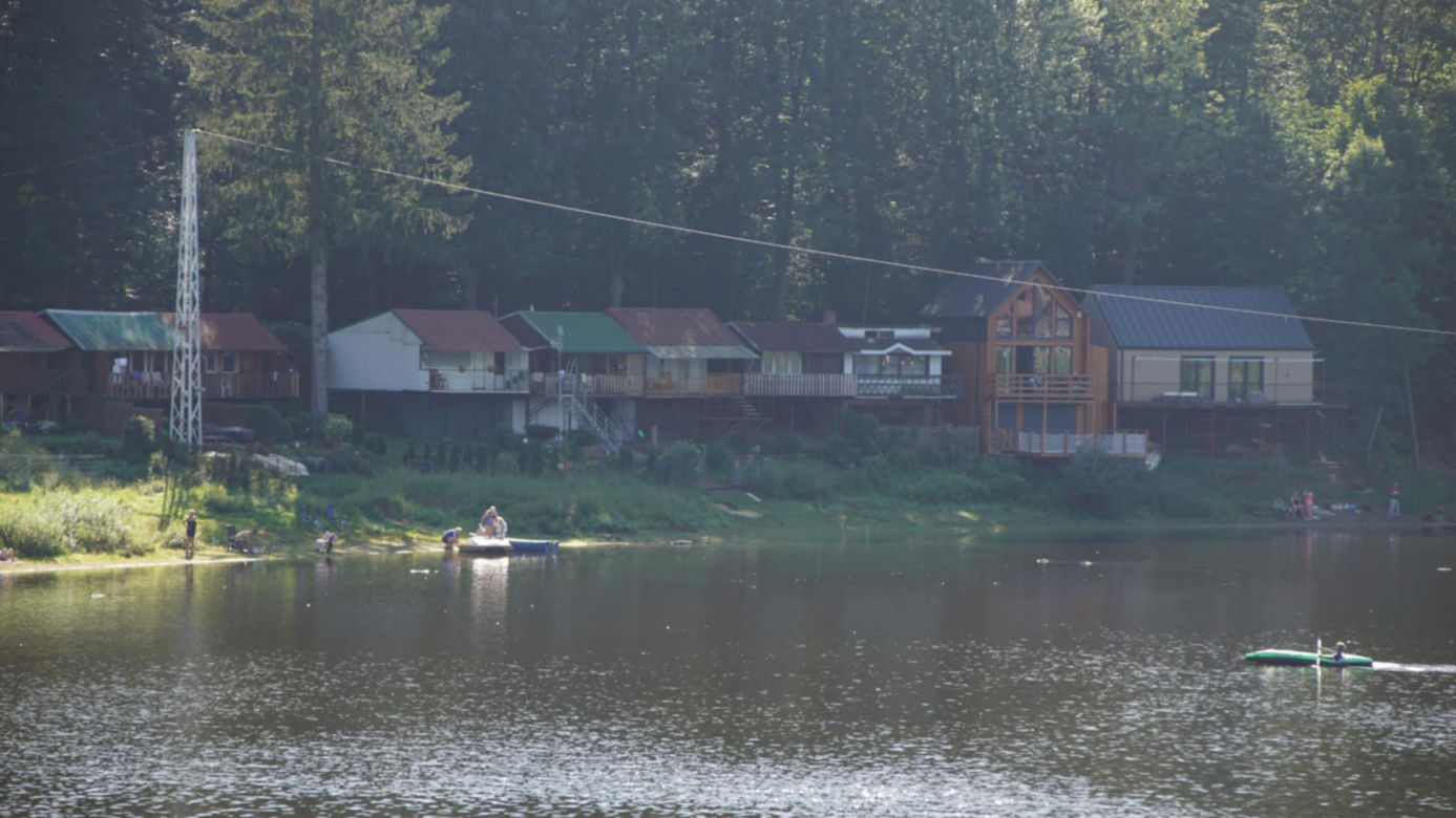 To najpiękniejsze jezioro na Dolnym Śląsku. Otoczone jest wzgórzami i lasami 