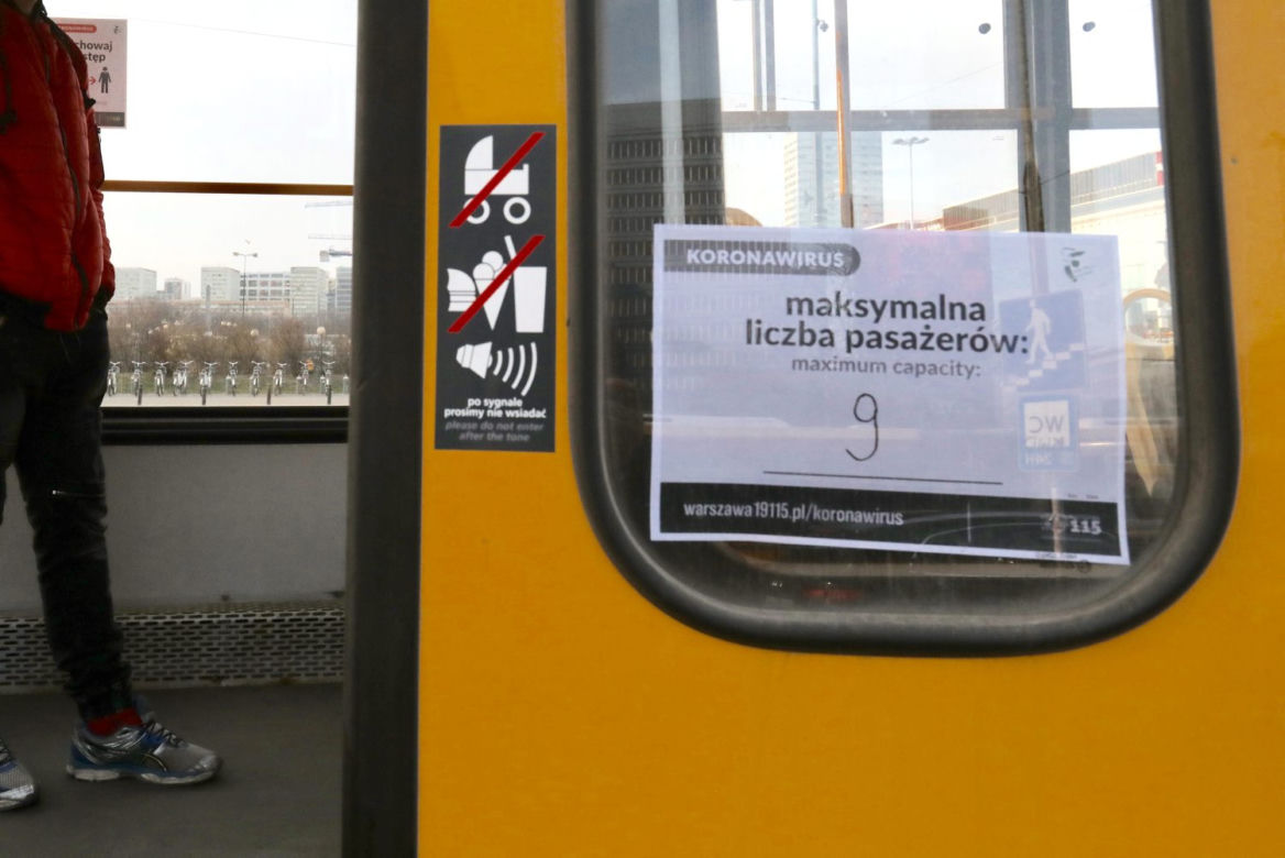 Koronawirus. Informacje na autobusach 