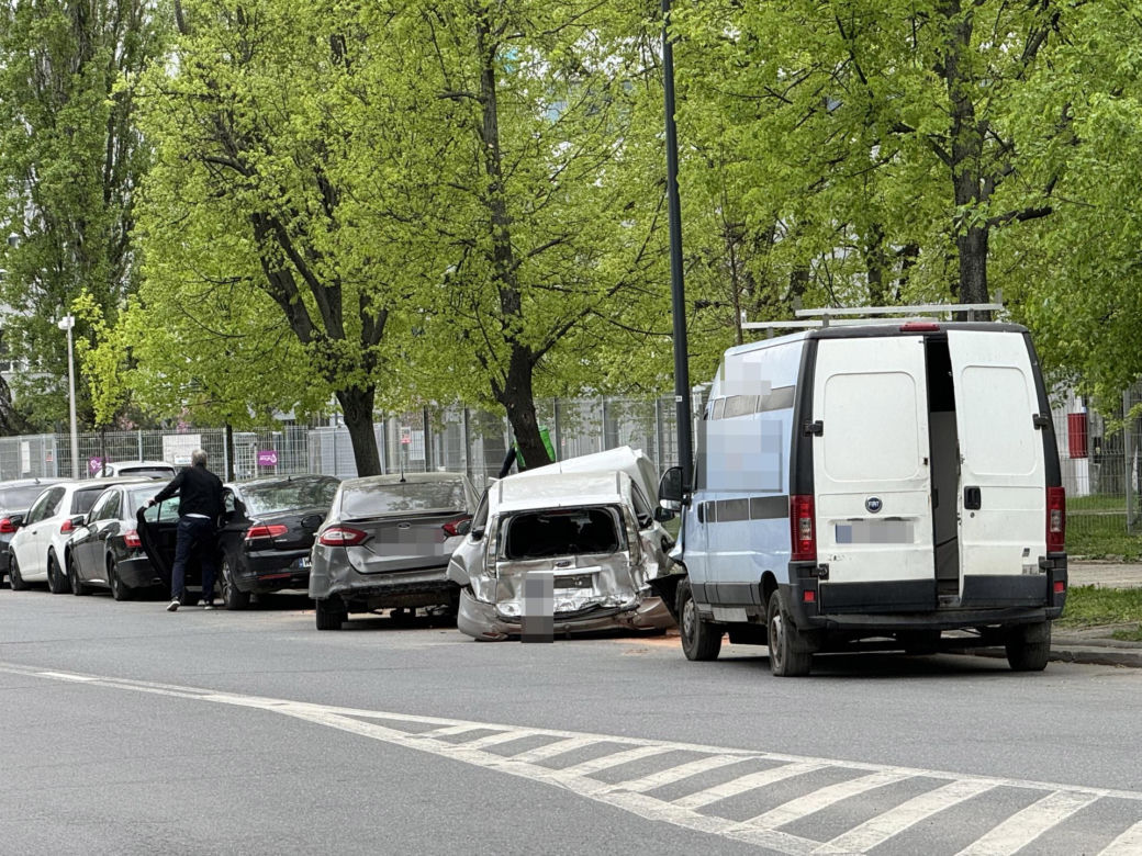 Drogowe domino w Warszawie. Dziewięć aut rozbitych. Kierowca zasnął za kierownicą?