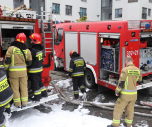 Spłonęło 20 samochodów. Budynek przy Górczewskiej nie nadaje się do zamieszkania