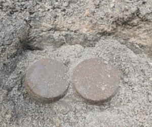 Luszowice. Pociski artyleryjskie z II wojny światowej na prywatnej posesji. Niewybuchy trafiły na poligon