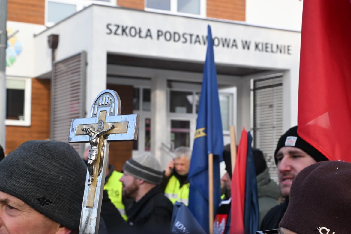Protest przed szkołą  w Kielnie