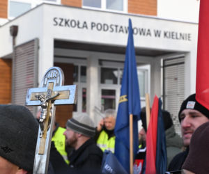 Protest przed szkołą  w Kielnie