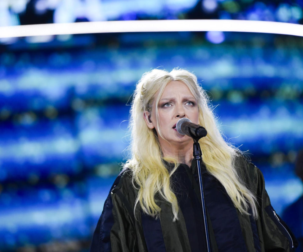 Katarzyna Nosowska śpiewa do mikrofonu na oświetlonej scenie. O jej roli jako jurorki w Sopocie przeczytasz w serwisie Eska.
