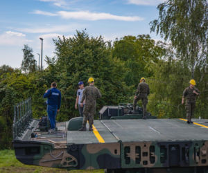 Francuska precyzja, polska siła. Saperzy z Brzegu otrzymali park pontonowy PFM-3 zdolny unieść Abramsy