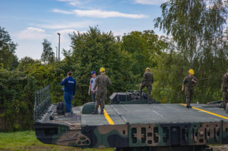 Francuska precyzja, polska siła. Saperzy z Brzegu otrzymali park pontonowy PFM-3 zdolny unieść Abramsy