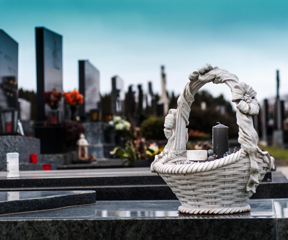 Oszukała seniorkę metodą na wnuczka. Wpadła po latach przez drobny szczegół na cmentarzu