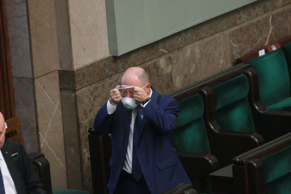 Posłowie mają problemy z maseczkami