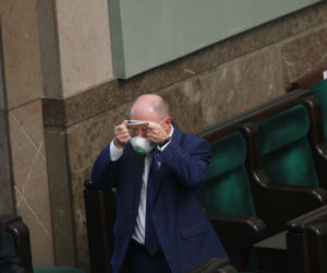 Posłowie mają problemy z maseczkami