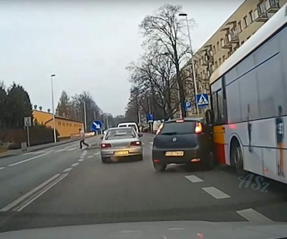 Punto wjechało pod koła autobusu