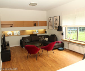 Salon w domu pod lasem