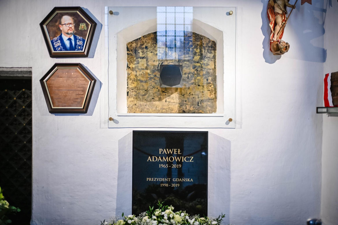 Grób Pawła Adamowicza i miejsce zamachu w szóstą rocznicę tragedii