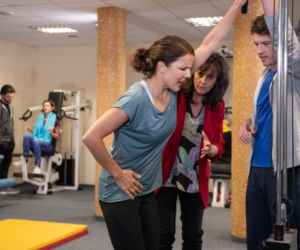 Na Wspólnej odc. 2838. Marta (Joanna Jabłczyńska), Olaf (Maciej Brzoska), Izabela (Anna Korcz)