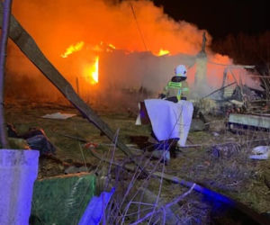 Makabra pod Wołominem. Ogromny pożar obrócił dom w zgliszcza. Kobieta spłonęła żywcem