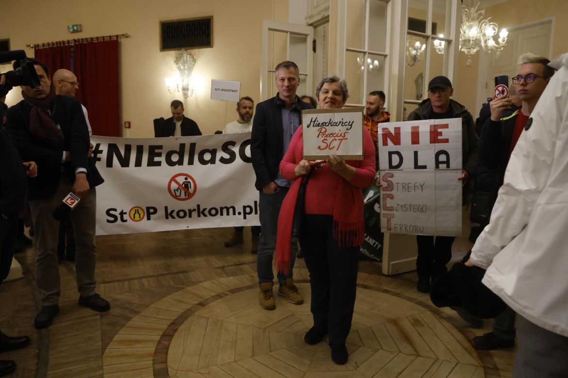 Awantura na sesji rady Warszawy o Strefę Czystego Transportu 
